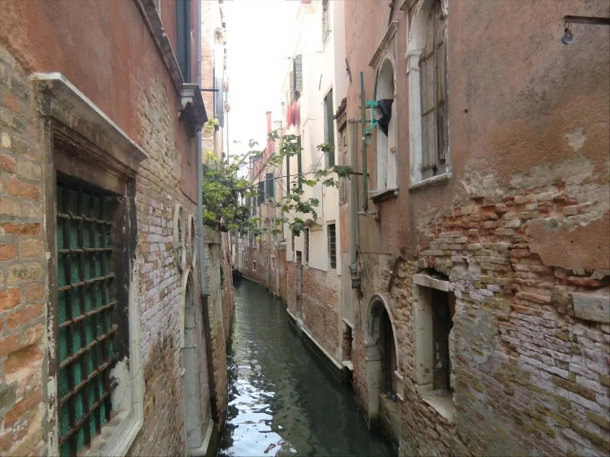 Canal Tron Venice Apartment